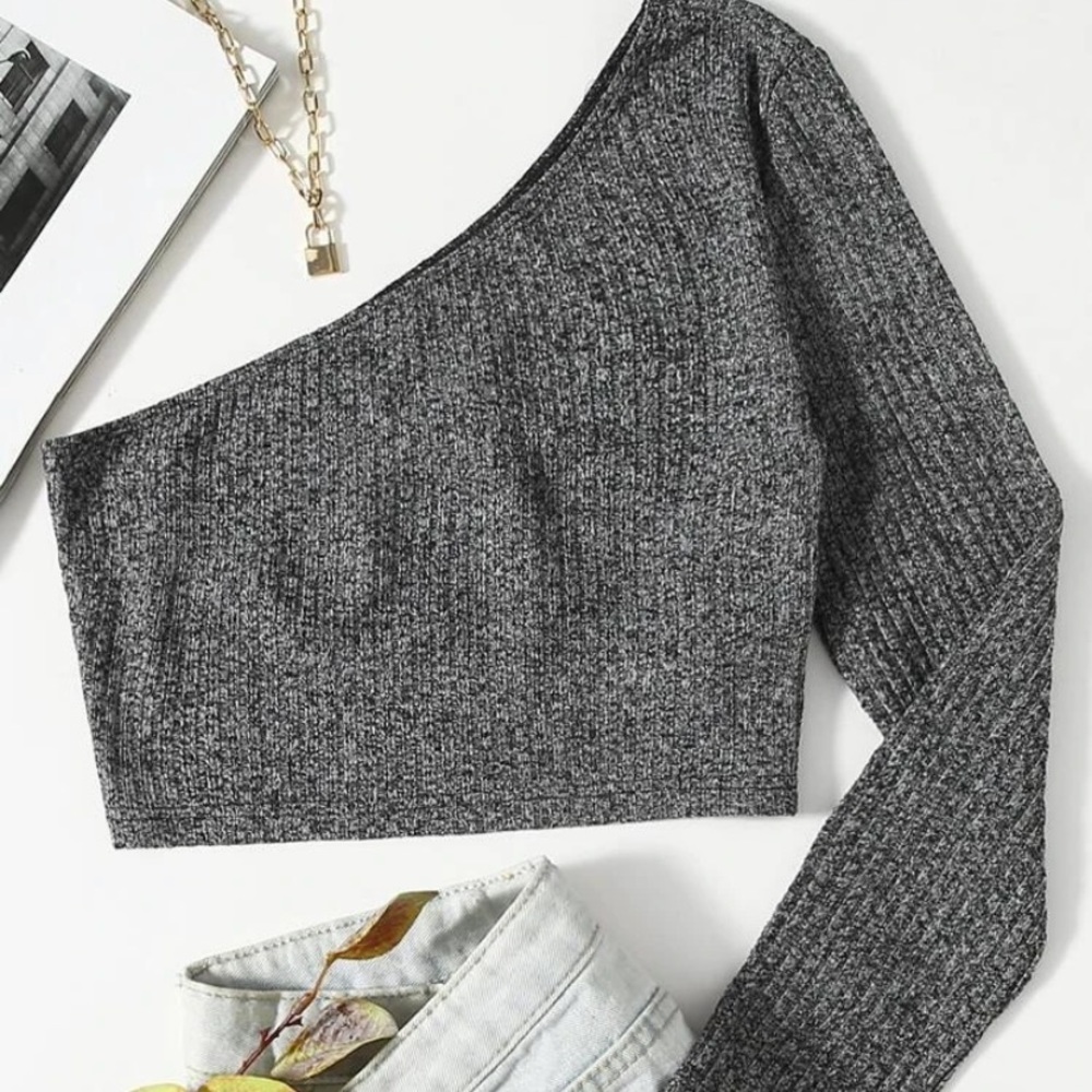 One shoulder for mom fitting crop tee